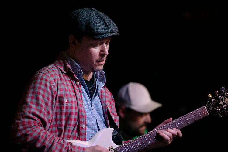 Den amerikanske guitarist Kurt Rosenwinkel var med til at fejre den afdøde bassist Nicolai Munch-Hansens musik på Christiania Jazzklub. Det var sine steder magisk.  Foto: Mikkel Hørlyck/POLFOTO