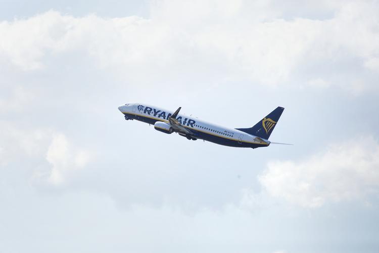 Det er et Ryanair-fly, der fredag har modtaget en bombetrussel. Flyet er nu landet i Oslo lufthavn. Foto: Andreas Haubjerg/POLFOTO