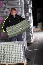 Fabrikschef Søren Elstrøm fra Brødrene Hartmanns æggebakkefabrik i Tønder. Her på lagret.   Foto: Lene Esthave