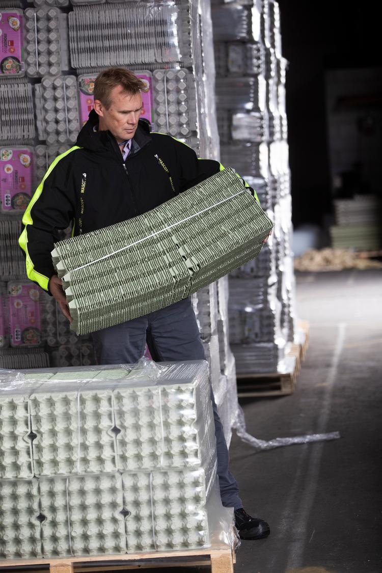 Fabrikschef Søren Elstrøm fra Brødrene Hartmanns æggebakkefabrik i Tønder. Her på lagret.   Foto: Lene Esthave