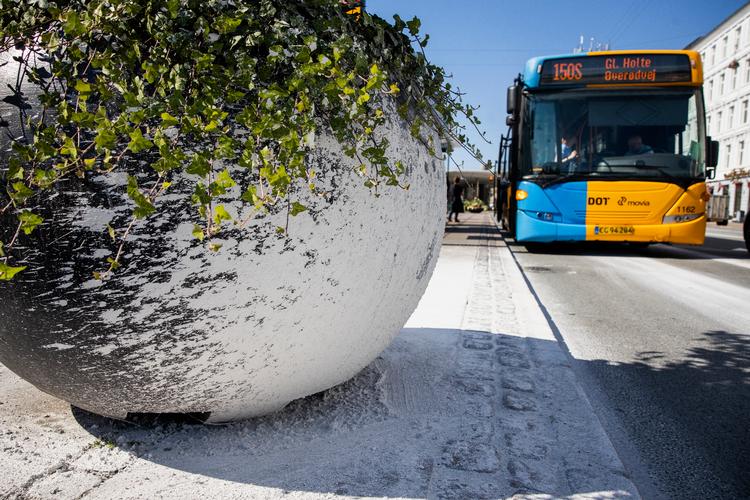 Blomsterkummen er ikke sneet til i en strid piteraq, men er blot sølet ind i boremudder fra forbikørende metrolastbiler, der taber slam på turene gennem Indre By.  Foto: Jens Hartmann Schmidt/POLFOTO