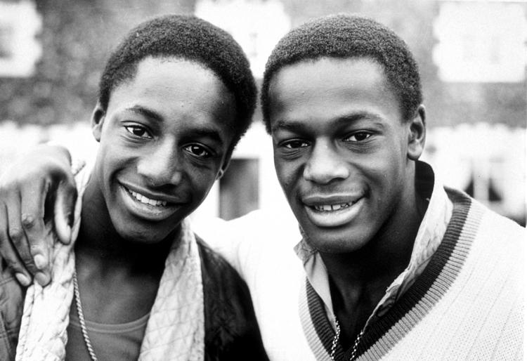 Justin Fashanu (th.) var i 1990 den første professionelle fodboldspiller i historien, der sprang ud som homoseksuel. Han oplevede dog megen modgang efter hans offentliggørelse og begik selvmord efter anklager om voldtægt. Her ses han med sin lillebror John Fashanu, der også var fodboldspiller og i dag er TV-vært. Foto: Shutterstock/Ritzau Scanpix