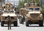 Til højre ses flere pansrede køretøj med dannebrog ved fødeklinikken i Kabul, der blev angrebet 12. maj 2020. Arkivfoto Mohammad Ismail