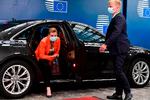 EU-lederne mødtes med mundbind på til topmødet. Her ankommer Mette Frederiksen.  Foto: John Thys/Ritzau Scanpix