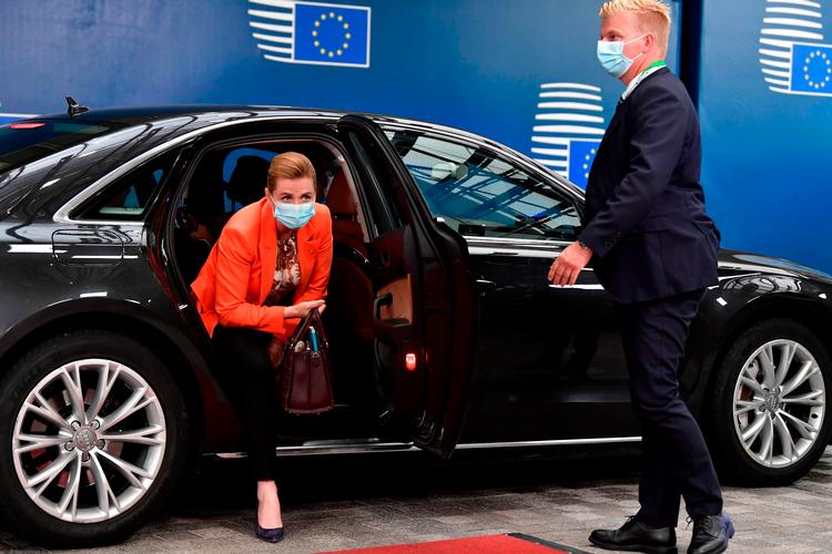 EU-lederne mødtes med mundbind på til topmødet. Her ankommer Mette Frederiksen.  Foto: John Thys/Ritzau Scanpix