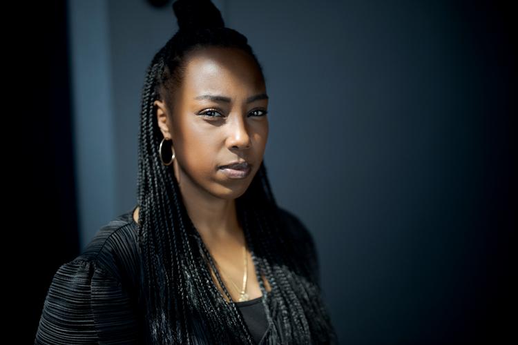 Ayan Mouhoumed er en af de op mod 5.000 danskere, der hvert år angiver at være blevet udsat for racistisk motiveret vold.  Blandt andet har hun oplevet, at en kvinde fra samme boligkonpleks har smækket døren i hovedet på hende, så hun efterfølgende havde smerter i skulderen. Foto: Jens Hartmann Schmidt/POLFOTO