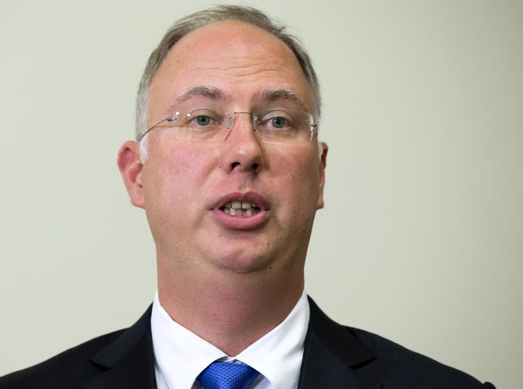 Direktøren for den suværene russiske investeringsfond RDIF Kirill Dmitriev mener at beskyldningerne om et russisk hackerangeb er affødt af jalousi. 

»De (Storbritannien, Canada og USA, red.) håber ikke på at vi kommer i mål, fordi de er jaloux over, at den russiske vaccine kan udkomme først og være mere effektiv end deres egne«, siger han. Foto: Pool New/Ritzau Scanpix