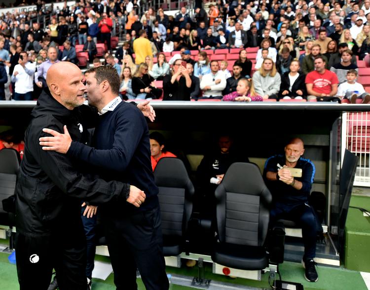 Ståle Solbakken må sige tillykke til Brian Priske. Midtjyderne har været bedst i superligasæsonen, hvor Priske blev FCM-cheftræner sidst i august og nu har vundet guld med sit hold.  Foto: Lars Poulsen/POLFOTO