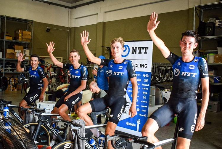 Fire glade NTT-ryttere efter dagens imponerende præstation. Fra venstre: Domenico Pozzovivo, Louis Meintjes, Stefan De Bod og Ben O'Connor. Foto: NTT Pro Cycling. 