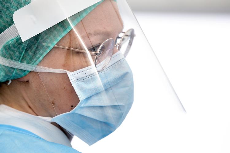 Det er uhensigtsmæssigt at dele visir med andre, mener professor i eksperimentel virologi Allan Randrup Thomsen fra Københavns Universitet. Foto: Finn Frandsen/POLFOTO