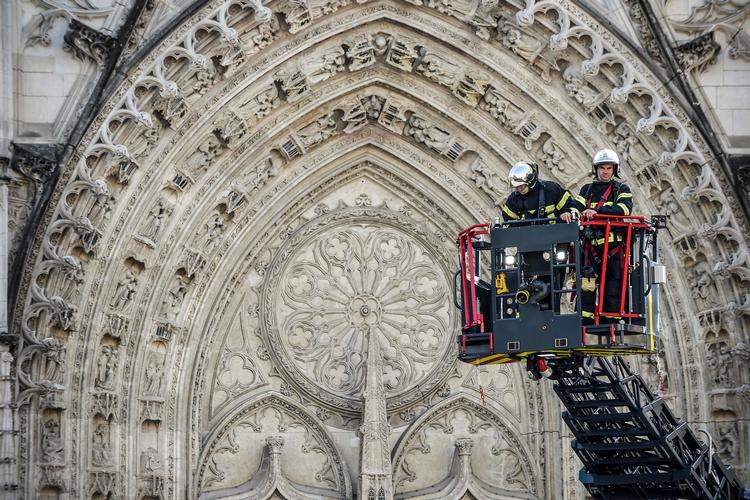 Branden i den historiske katedral startede tidligt lørdag morgen og var omkring middagstid under kontrol.  Foto: Sebastien Salom-gomis/Ritzau Scanpix