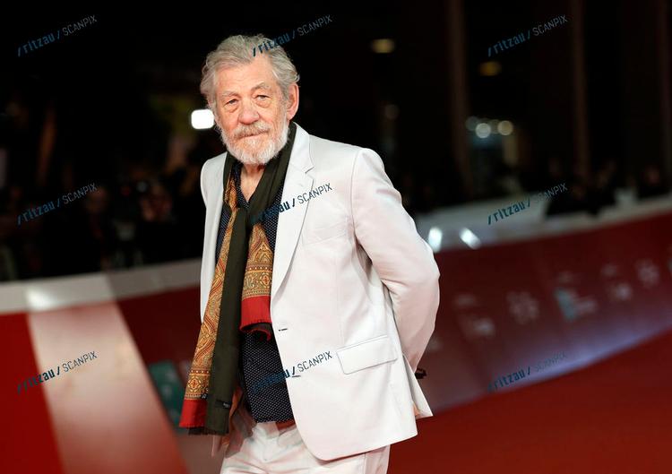 Ian McKellen, her fotograferet ved filmfestivalen i Rom i 2019, træder til som sceneteknikernes frelsende engel.. Andrew Medichini/AP/Ritzau Scanpix 