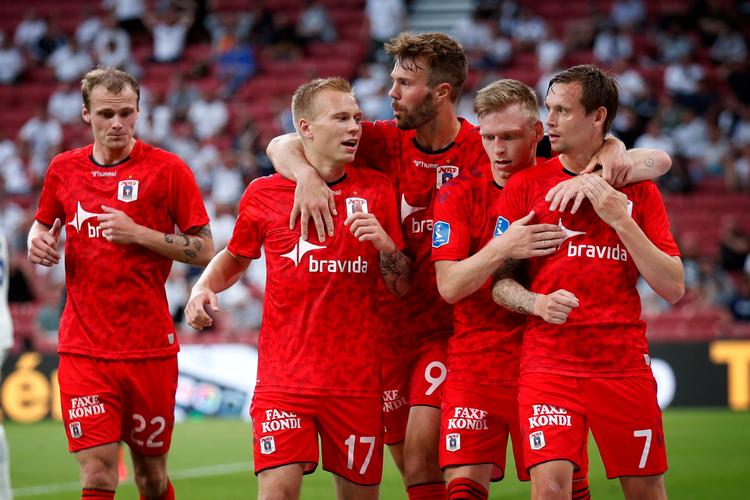 AGF'erne hylder Jakob Ankersen efter hans mål mod FCK i Parken.  Foto: Jens Dresling/POLFOTO