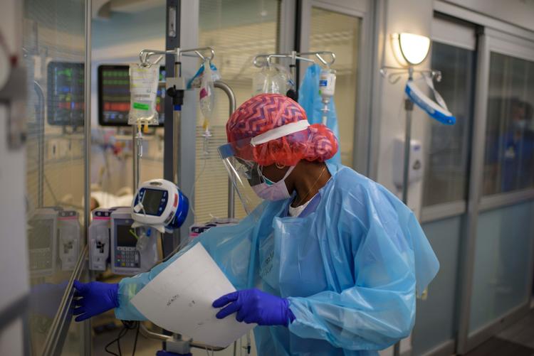 En ansat på et hospital i Texas er på vej ind til en patient med covid-19. Foto: Mark Felix/Ritzau Scanpix