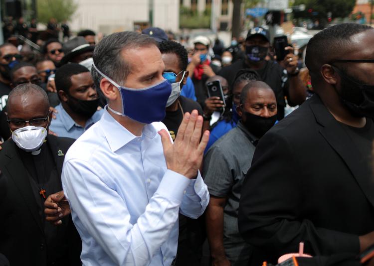 Borgmesteren i Los Angeles, Eric Garcetti, giver Trump en del af skylden for, at byen måske må lade folk isolere igen. Foto: Lucy Nicholson/Ritzau Scanpix