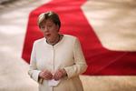Angela Merkel på vej ind til dagens forhandlinger. Foto: Francisco Seco/Ritzau Scanpix