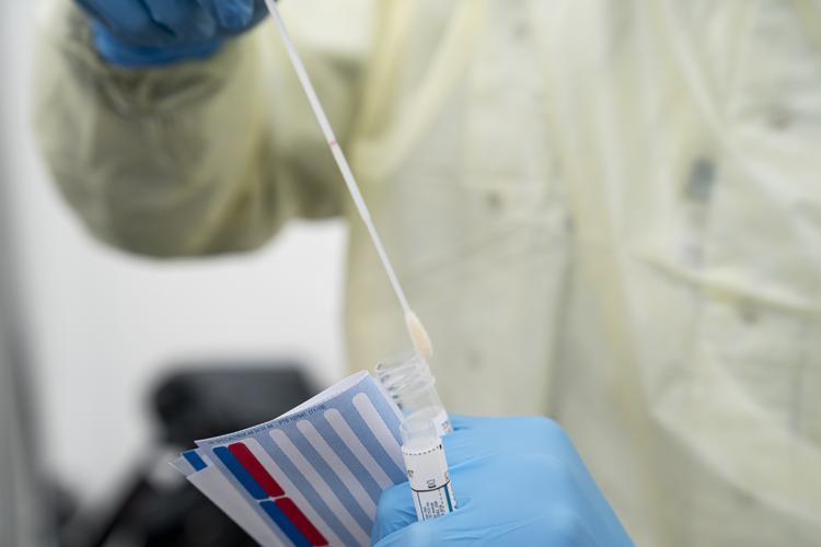 En læge ifører sig værnemidler og demonstrerer en podning i podeteltet på Rigshospitalet i København tilbage i foråret. Foto: Niels Christian Vilmann/Ritzau Scanpix