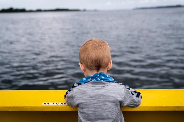 Der er nogle tricks, der hjælper mod transportsyge til søs, i bil og i fly. Et af dem er at fokusere på et punkt i horisonten, et andet få frisk luft. Foto: Ida Marie Odgaard/Ritzau Scanpix
