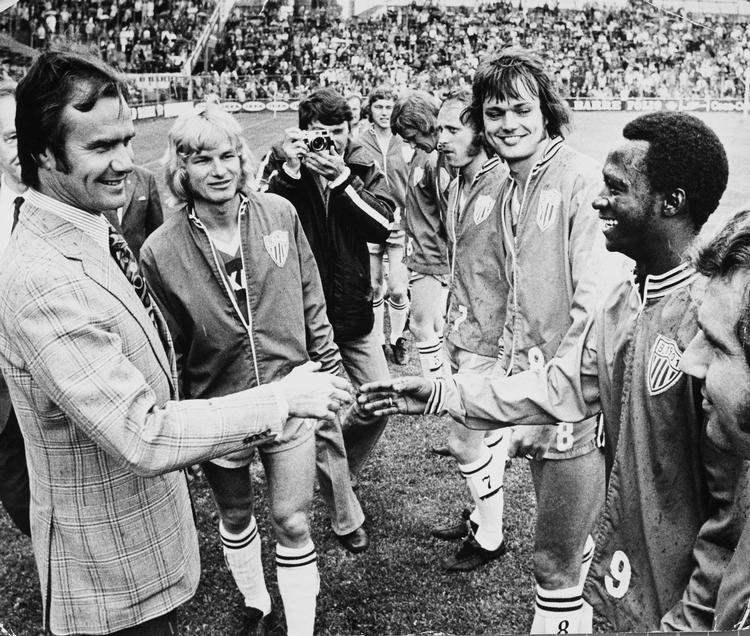 Prins Henrik hilser på B1901's gambianske spiller Biri Biri, som var den første afrikanske fodboldspiller i Danmark.     Foto: Erik Gleie/POLFOTO