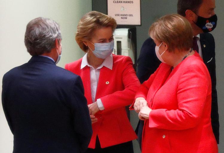 Kommissionsformand  Ursula von der Leyen og kansler Angela Merkel hilser på hinanden med albuen. Foto: Francois Lenoir/Ritzau Scanpix