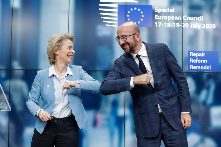 Blandt EU-lederne er der udtrykt glæde over, at maratonforhandlinger i Bruxelles endte ud i en aftale om budgettet for 2021 til 2027 samt en genopretningsfond.
Som her hvor Ursula von der Leyen, 
EU-kommissionens præsident, og Charles Michel, EU's præsident, bumper albuer til ære for kameraerne.  Foto: Stephanie Lecocq/Ritzau Scanpix