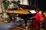 Hyggeligt, levende og coronavenligt åbnede Nordisk Kammermusikfestival i Hillerød i mandags. Her med klaverduoen Rikke Sandberg og Tanja Zapolski. Foto: Jens Hartmann Schmidt/POLFOTO