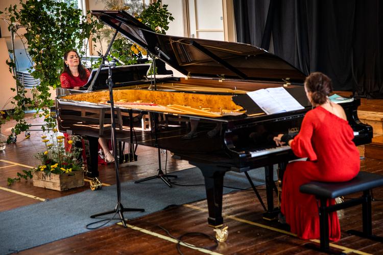 Hyggeligt, levende og coronavenligt åbnede Nordisk Kammermusikfestival i Hillerød i mandags. Her med klaverduoen Rikke Sandberg og Tanja Zapolski. Foto: Jens Hartmann Schmidt/POLFOTO
