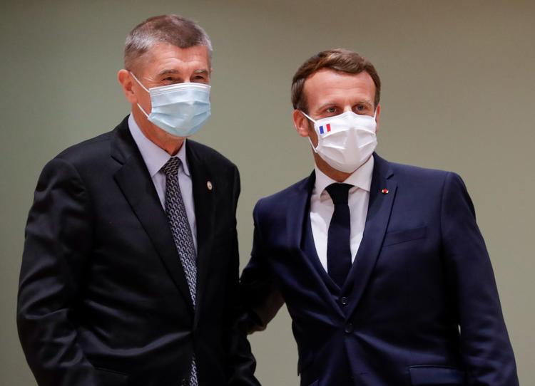 Den tjekkiske regeringschef, Andrej Babis, og den franske præsident Emmanuel Macron, stillede op til fotografering inden sidste runde af forhandlinger. Foto: Stephanie Lecocq/Ritzau Scanpix