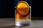 Den tværatlantiske Negroni-variation 'Right Hand' stod som et lysende eksempel på barmanager Erwan Le Bonniecs håndelag og hans legesyge tilgang til cocktailkunsten. Foto: Jacob Ehrbahn/POLFOTO