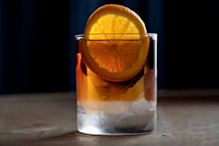 Den tværatlantiske Negroni-variation 'Right Hand' stod som et lysende eksempel på barmanager Erwan Le Bonniecs håndelag og hans legesyge tilgang til cocktailkunsten. Foto: Jacob Ehrbahn/POLFOTO