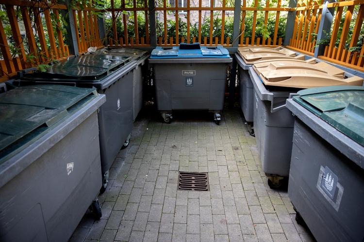 Allerede fra juli 2021 skal kommunerne hente 9 ud af 10 affaldstyper hos borgerne. Den tiende type affald er tekstil, og den har kommunerne en frist til 2022 til at finde en løsning på. Foto: Peter Hove Olesen/POLFOTO