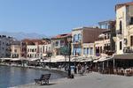 Havnen i Chania er normalt fyldt med mennesker, men nu har et fåtal af turister og lokale hele promenaden for dem selv. Foto: Eva Holtegaard-Kasler