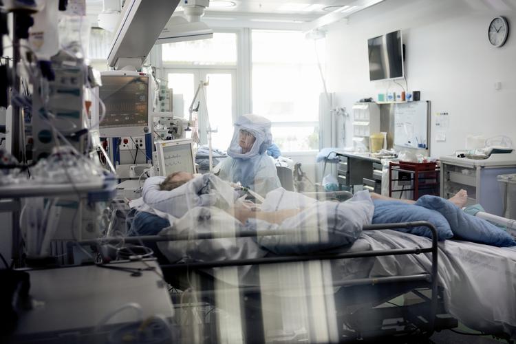 Politiken har fulgt Maria Burin Møller, intensivsygeplejerske på Hvidovre Hospital. Foto: Sofia Busk/Sofia Busk