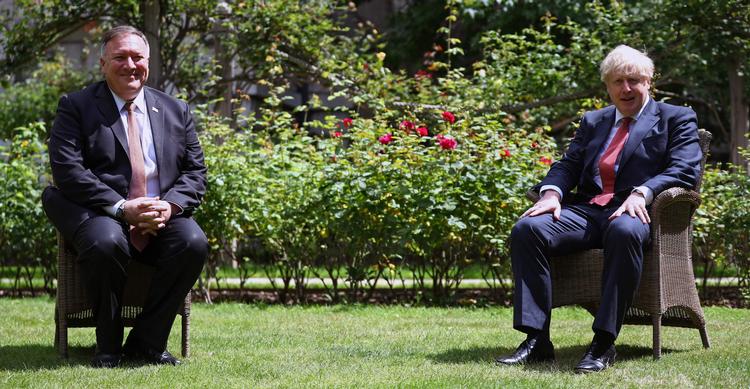 Mike Pompeo (tv) besøger London, før han onsdag lander i København.   Amerikanerne lægger hårdt pres på Færøerne for at fravælge den kinesiske tele-gigant Huawei af sikkerhedsgrunde.  Foto: Hannah Mckay/Ritzau Scanpix