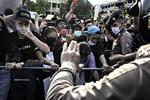 Uroen ulmer i Thailand. I lørdags trængte unge ved en demonstration i Bangkok gennem politiets afspærringer.  Foto: Claus Blok Thomsen