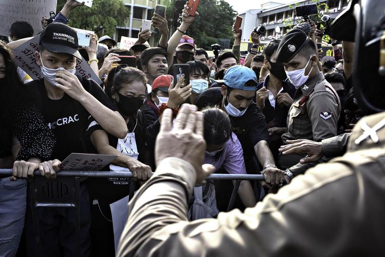 Uroen ulmer i Thailand. I lørdags trængte unge ved en demonstration i Bangkok gennem politiets afspærringer.  Foto: Claus Blok Thomsen