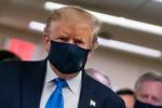    Kun en gang er Donald Trump blevet set offentligt med en ansigtsmaske. Det skete den 11. juli i forbindelse med et besøg på et militærhospital i delstaten Maryland. Foto: Alex Edelman/Ritzau Scanpix