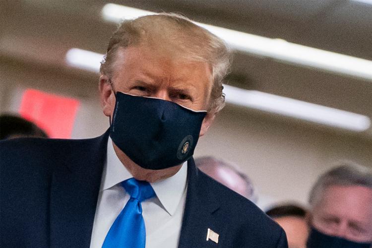    Kun en gang er Donald Trump blevet set offentligt med en ansigtsmaske. Det skete den 11. juli i forbindelse med et besøg på et militærhospital i delstaten Maryland. Foto: Alex Edelman/Ritzau Scanpix