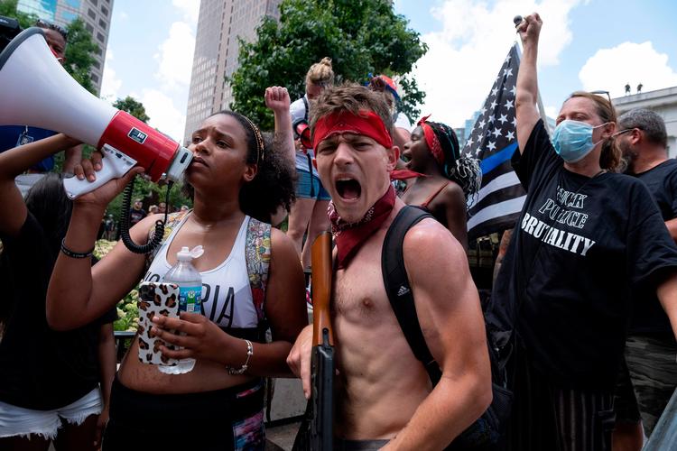 Vores polariserede tid skriger på mere brobygning, større forståelse og bedre samtale mellem samfundets forskellige grupper. Trods gode intentioner er det ikke dagbladene, der løfter denne opgave.  Arkivfoto Jeff Dean/Ritzau Scanpix