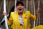 Den britiske designer Vivienne Westwood har adskillige gange tidligere været involveret i politisk aktivisme. Tirsdag protesterede hun i et fuglebur for at få sin regering til at løslade WikiLeaks-stifteren Julian Assange. Foto: Niklas Halle'n/Ritzau Scanpix