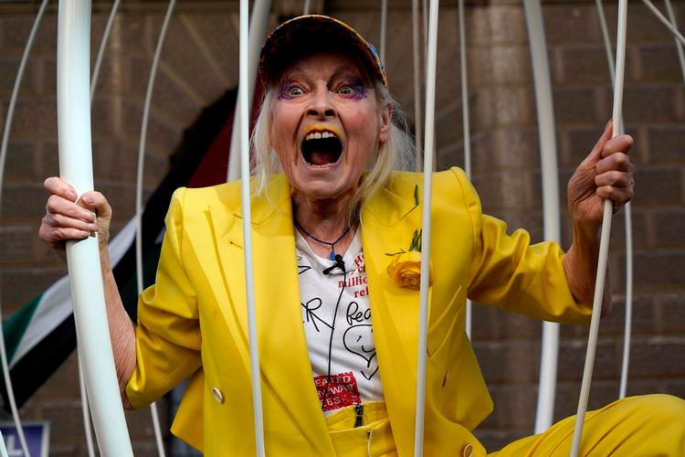 Den britiske designer Vivienne Westwood har adskillige gange tidligere været involveret i politisk aktivisme. Tirsdag protesterede hun i et fuglebur for at få sin regering til at løslade WikiLeaks-stifteren Julian Assange. Foto: Niklas Halle'n/Ritzau Scanpix