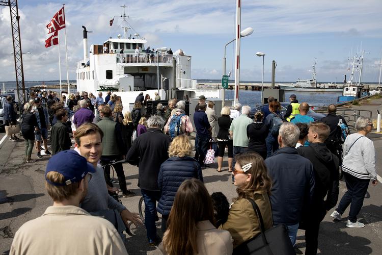 Husk nu at holde afstand. Det er en af anbefalingerne fra danske læger, som advarer om en ny bølge af corona Foto: Finn Frandsen/POLFOTO