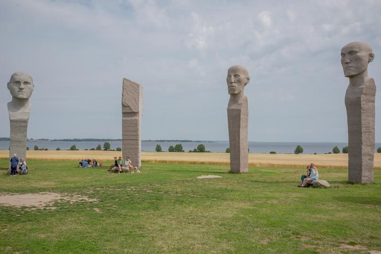 'Dodekalitten' på det nordvestlige Lolland er halvvejs. Seks ud af tolv granithoveder står klar og danner en ring på en mark med en smuk udsigt over Smålandsfarvandet.  Foto: Miriam Dalsgaard/POLFOTO