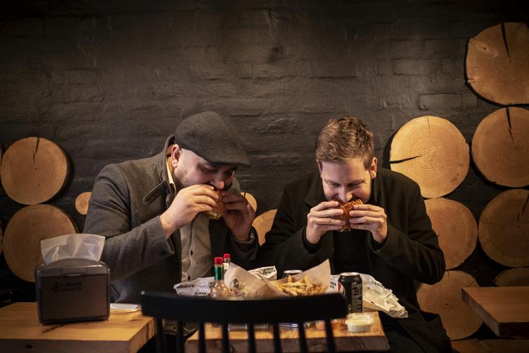     Stifter af Burger Shack, Qasem Ziar (tv.) og direktør Christoffer Noe. Foto: Christian Lykking/Christian Lykking