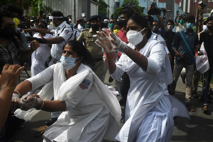    Politiet i Indien anholder her venstreorienterede studerende, som er utilfredse med regeringens corona-indsats. Foto: Dibyangshu Sarkar/Ritzau Scanpix