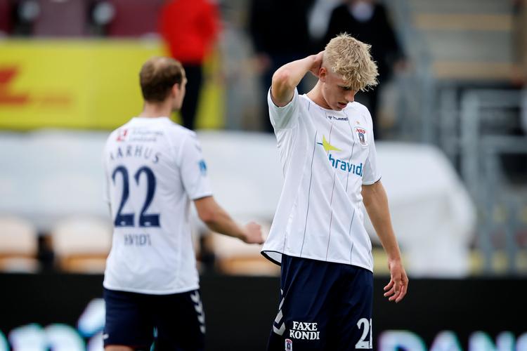  Benjamin Hvidt (billedet) og de øvrige AGF'ere måtte nøjes med 1-1 på kunstgræsbanen i Farum. Nu kan aarhusianerne ikke længere selv afgøre, om de vil vinde DM-sølv. Foto: Jens Dresling/POLFOTO
