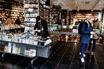 En britisk forfatter har forsøgt at komme længere op på bestsellerlisten ved at købe 400 eksemplarer af sin egen bog. Men det må man ikke, mener firmaet, der monitorerer bogsalget, og derfor har de nu rettet bestsellerlisten.  Foto: Thomas Borberg/Ritzau Scanpix