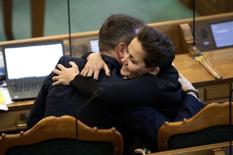 Pia Olsen Dyhr (SF) og Kristian Jensen (V) giver hinanden et kram under en debat om finansloven - længe inden corona-epidemien vel at mærke. Foto: Finn Frandsen (arkiv)/POLFOTO