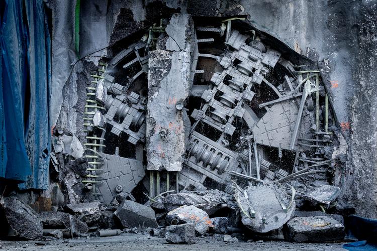 Først kratter det.  Så buldrer det. Så flænses de en meter brede søjler, som skaber selve stationen på Mozarts Plads, det næstsidste stop på M4, der står klar 2024.   Foto: Mads Nissen/POLFOTO