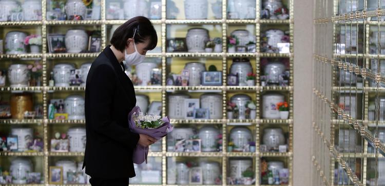 Sydkoreas viceministeren for sport og kultur, Choi Yoon-hee har været forbi den afdøde trialets urne i byen Seongju.

 Foto: Yonhap/Ritzau Scanpix